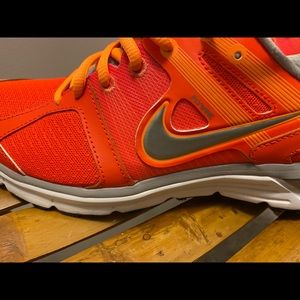 “NWOT” Women’s Nike 8.5